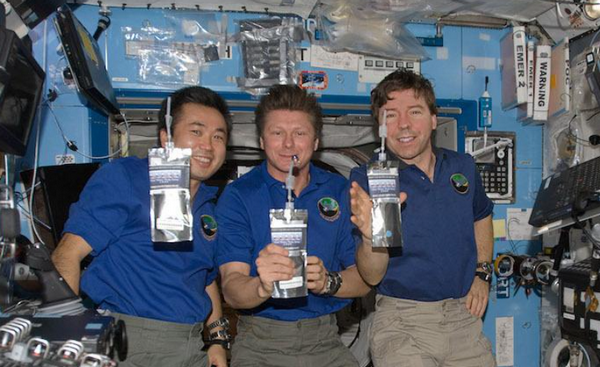 航天员在太空中通常怎么喝水？用吸管喝还是把杯子倒过来喝？