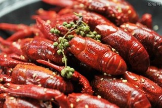 目前小龙虾的市场价格每斤多少元？