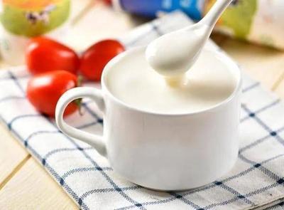“酸奶是发酵食物，过期了继续喝也没问题”，这种说法对吗？